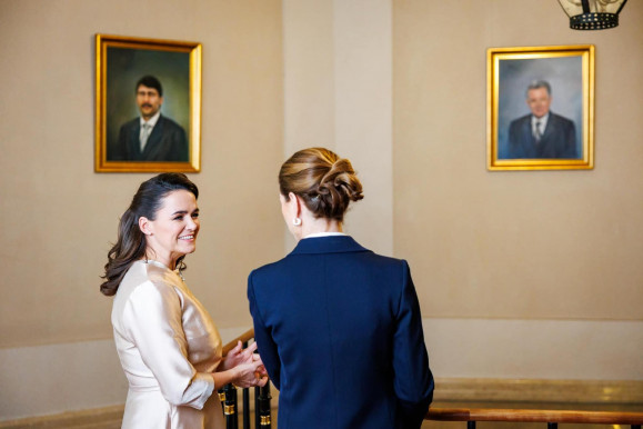 Áder János és Schmitt Pál portréjával emelte hivatalának fényét Novák Katalin