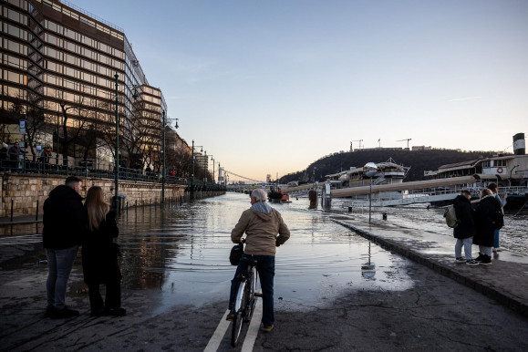 700 centivel tetőzhet a Duna a fővárosban