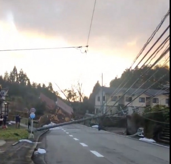 7,6-os erejű földrengés Japánban