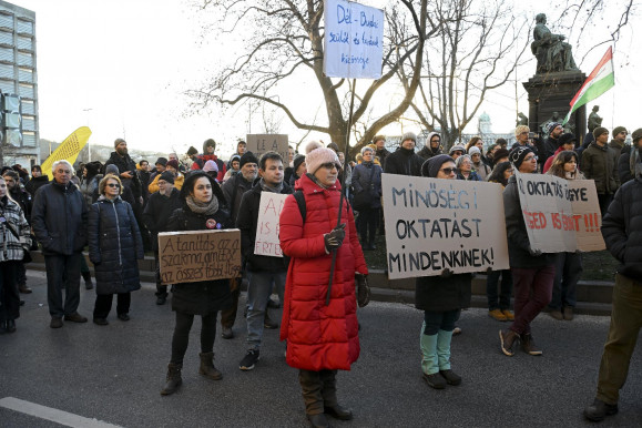 Nem biztos, hogy az iskolaigazgatók beleszólhatnak abba, hogy a pedagógusok milyen arányban részesülhetnek a bértömeg-emelésből 