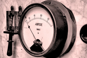 Áramütés a Kossuth téren – Dési János jegyzete