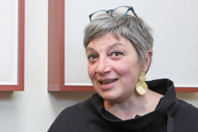 Törley Katalin: Zászlórúddal is ütötték a Tanítanék aktivistáit, akik tükröt tartottak Orbánnak