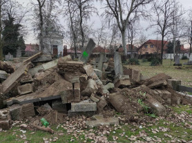 Lerombolták a sírokat Kiskunmajsán, de a plébános szerint ez akkor volna kegyeletsértő, ha a csontok is kifordulnának