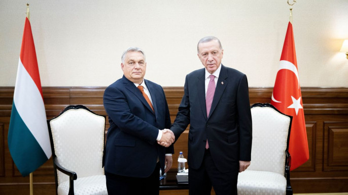 Guardian: Orbán Viktor jobboldali vezetők sorával randevúzott