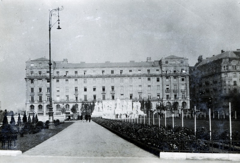 1929. Budapest, Kossuth Lajos tér, Kossuth emlékmű (Horvay János, 1927.), mögötte a 13-15-ös számú épület