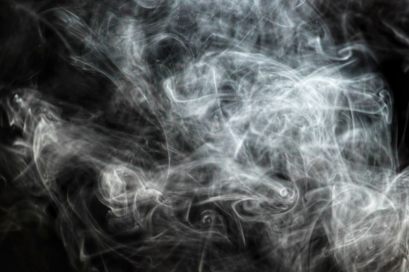 Munkahelyi móka: Benzint öntött a csikkjére, felgyújtotta kollégáját (videóval)