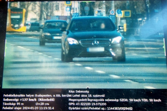 140-nel hasított egy mercis a Lehel úton