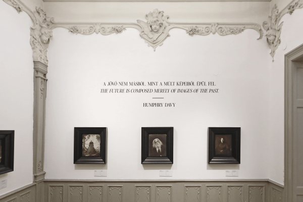 A múlt megjövendölése című kiállítás a Mai Manóban