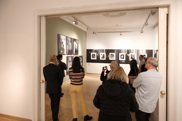 Mások bőrében kiállítás a Mai Manóban