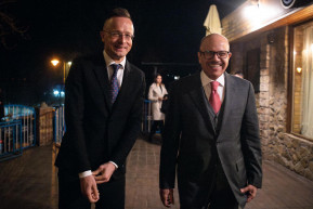 Dunakeszin fogadta a bahreini külügyminisztert Szijjártó