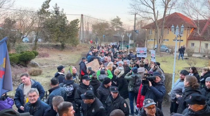 Sóskúti akkuügy: a civil aktivista szerint bűzlik a dolog, színjáték volt a közmeghallgatás