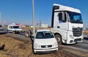 Furcsa zajt hallott a kamionos, egy Volkswagent tolt maga előtt Szombathelyen