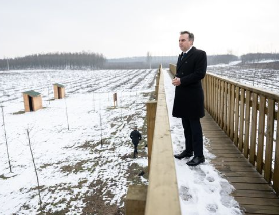 A Fidesz ugyan nem, David Pressman viszont elment a parlament rendkívüli ülésére