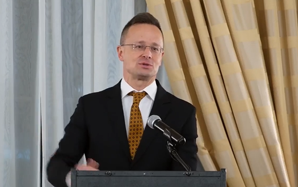 Szijjártó ezúttal a Richterre hivatkozva blokkolja Ukrajna támogatását