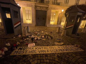 Nováknak üzentek a tüntetésen: 