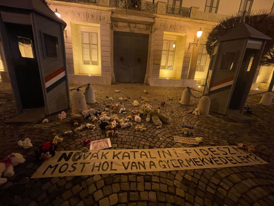 Nováknak üzentek a tüntetésen: 