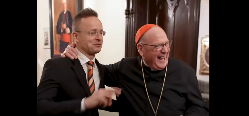 Pedofilbotrányban érintett bíborossal nevetgélt Szijjártó