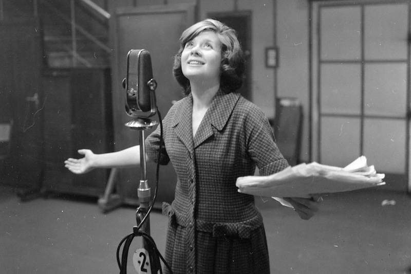 1961. A Magyar Rádió 1-es stúdiója Shakespeare: Rómeó és Júlia című drámája alapján készült rádiójáték felvételekor, Ruttkai Éva színművésznő