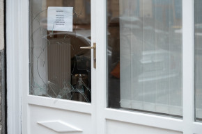 Bedobták a józsefvárosi Fidesz-iroda ablakát