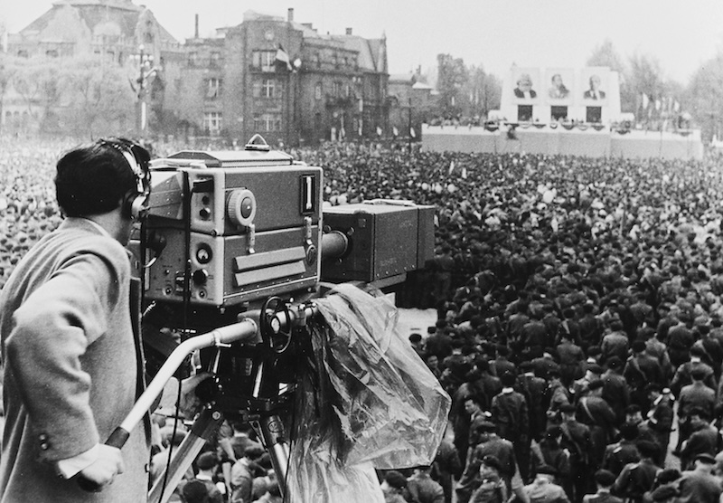 Hősök tere, az 1957. május 1-i nagygyűlés közvetítése. Hivatalosan ekkor indult a Magyar Televízió nyilvános adása.