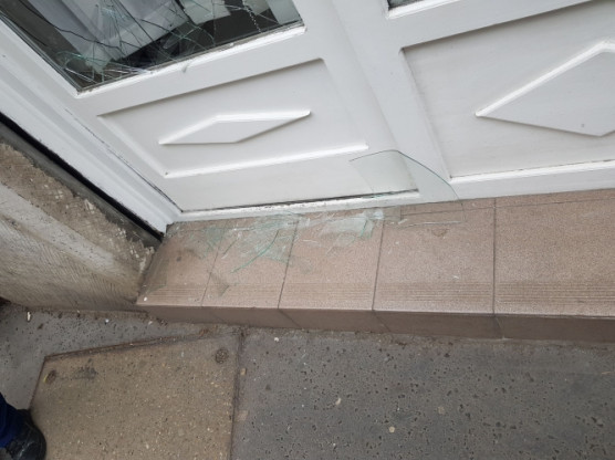 Elfogták a férfit, aki betörte a józsefvárosi Fidesz-iroda üvegét