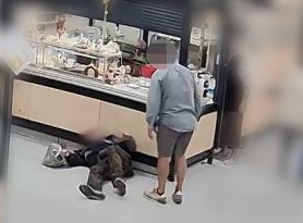 Videón, ahogy idős kuncsaftjára támad a felpaprikázott pécsi pék