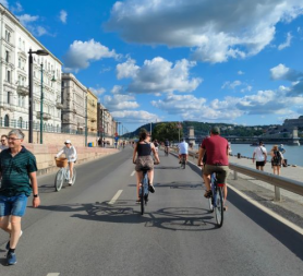 Március idusától október 23-ig a hétvégékre megint kitiltják a kocsikat a pesti alsó rakpartról