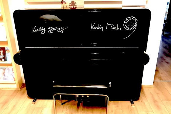 És ön hány évesen írta meg az első operáját?