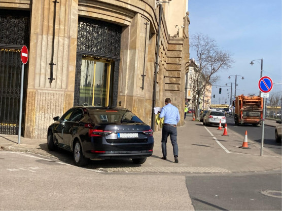 Hadházy: Szijjártó államtitkára rendszeresen a járdán parkol, de nemcsak prosztóságból