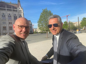 Magyar Péter a poénkodó Lázárnak is bekommentelt