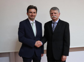 Diákot megütő tanárt indít a Fidesz Pusztaszabolcson