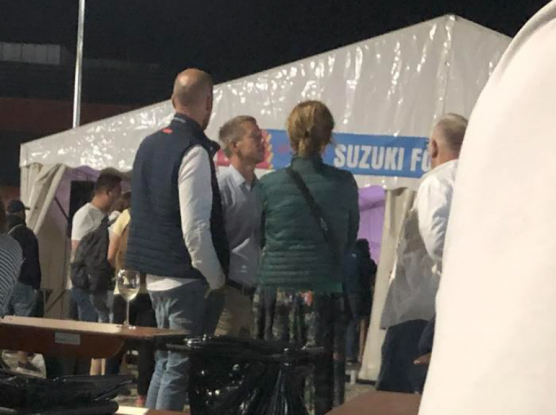 Hadházy mutatott pár fotót, amin Lévai Anikó Magyar Péterrel lazul