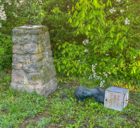 Ledöntötték Radnóti mellszobrát Győrben