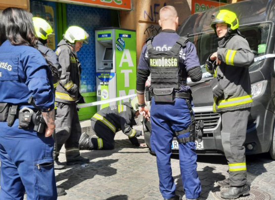 Beszakadt az úttest a Kazinczy utcában