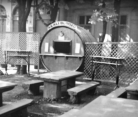 Tarkón vágta és megrugdosta élettársát a borsodi rendvédelmi dolgozó a borozónál