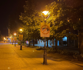 Áthúzott nadrágszíjas plakátokkal díszítette fel Magyar Péter gyűlésének színhelyét a Fidesz 