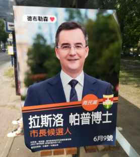 Kínai nyelvű, fideszesnek látszó plakáton tűnt fel a debreceni polgármester