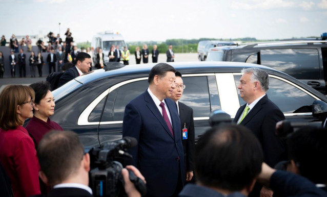 Orbán Viktor a repülőtéren vett búcsút Hszi Csin-pingtől