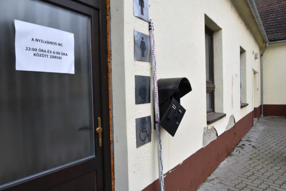 Közvécéket fosztogatott egy ember Baján 