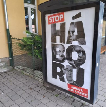 A KDNP-s polgármester elviteti a Fidesz háborús plakátját az iskola elől