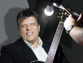 Brutit, a humoristát küldi vitázni a köztévébe a Kutyapárt