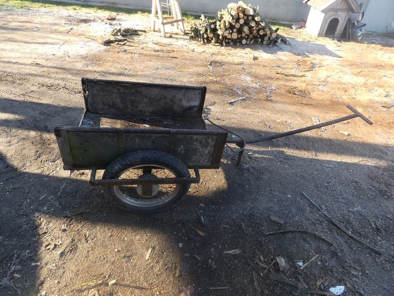 Ellopott egy komplett vaskályhát, aztán meg egy kézikocsit, hogy legyen min hazamenteni a többi kincset is