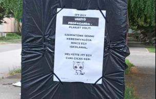 Cicás üzenettel takarták le a Fidesz háborús plakátját az iskola előtt, de a városvezetés közbelépett