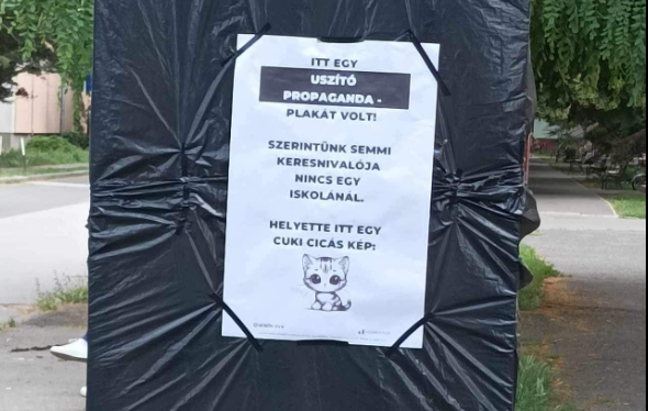 Cicás üzenettel takarták le a Fidesz háborús plakátját az iskola előtt, de a városvezetés közbelépett