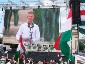 Felszámoljuk az Orbán-Tiborcz-Mészáros részvénytársaságot és visszavesszük a hazánkat – mondta Magyar Péter a Hősök terén