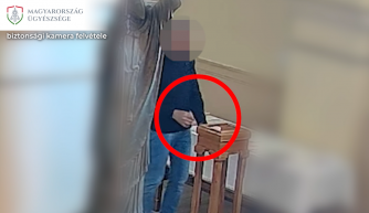 Úgy járt rá a templomi perselyre, mintha az övé lenne (videóval)
