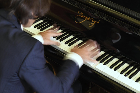 350 millióért vesz Bogányi-féle zongorákat az állam