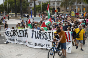 A tömegturizmus ellen tüntettek Barcelonában