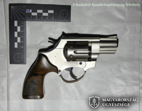 Vonyított egy nagyot, lövöldözött egyet, aztán kardot ragadott, és golyóálló mellényben sétálni ment a betépett budaörsi polgár