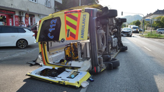 Autóval ütközött, felborult egy mentőautó Budapesten